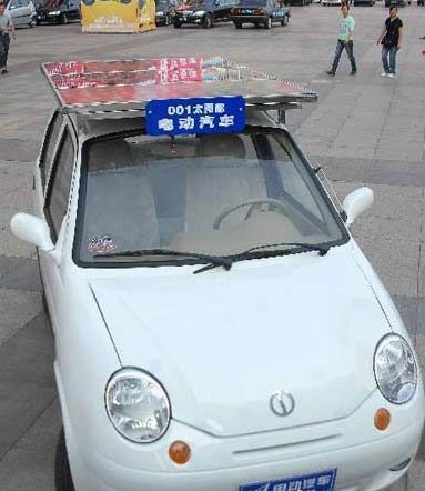 Chinees autootje rijdt op zonnepanelen