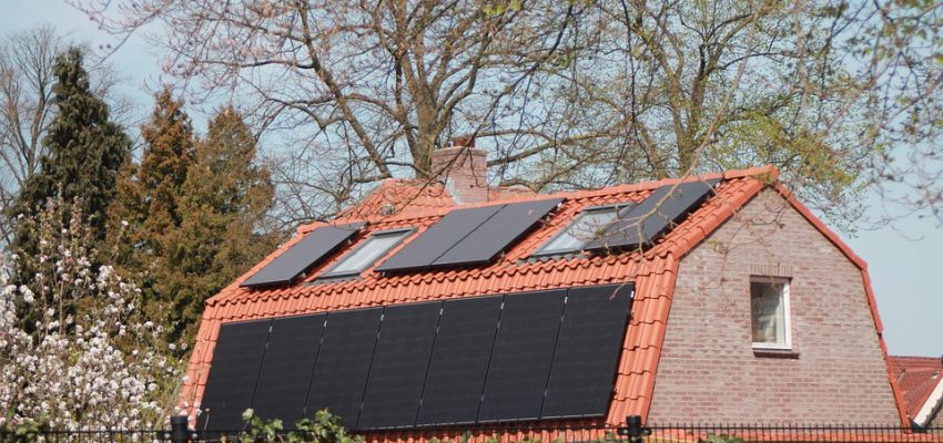 Zonnepanelen op boerderij